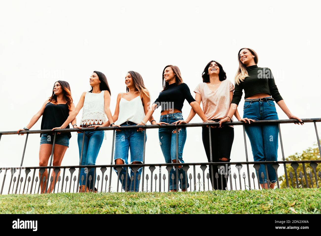 Sei simpatiche donne amiche per strada. Concetto di amici. Foto Stock