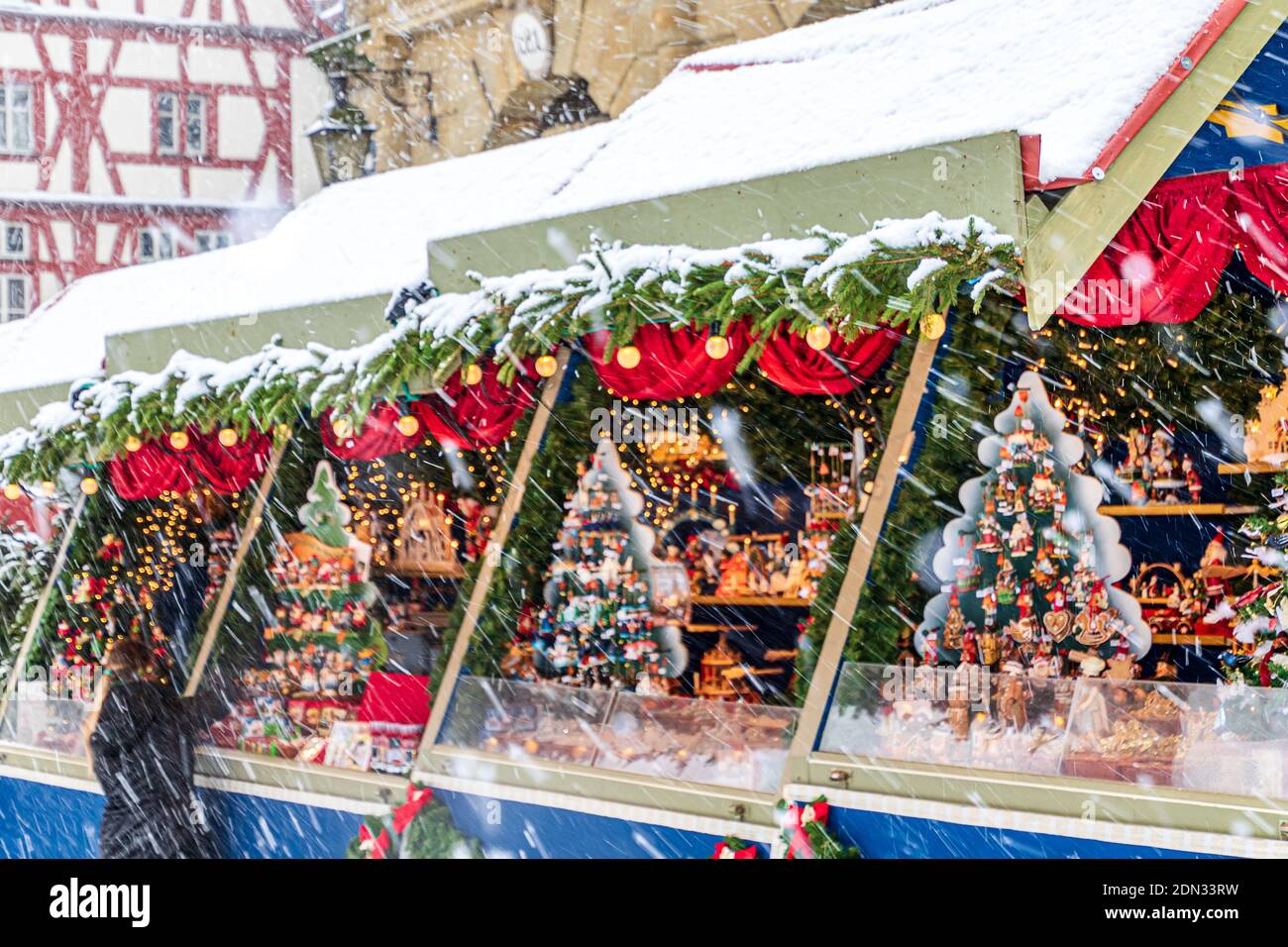 Il mercatino di Natale innevato si trova nel municipio della città medievale di Rothenburg ob der Tauber, Baviera, Germania Foto Stock