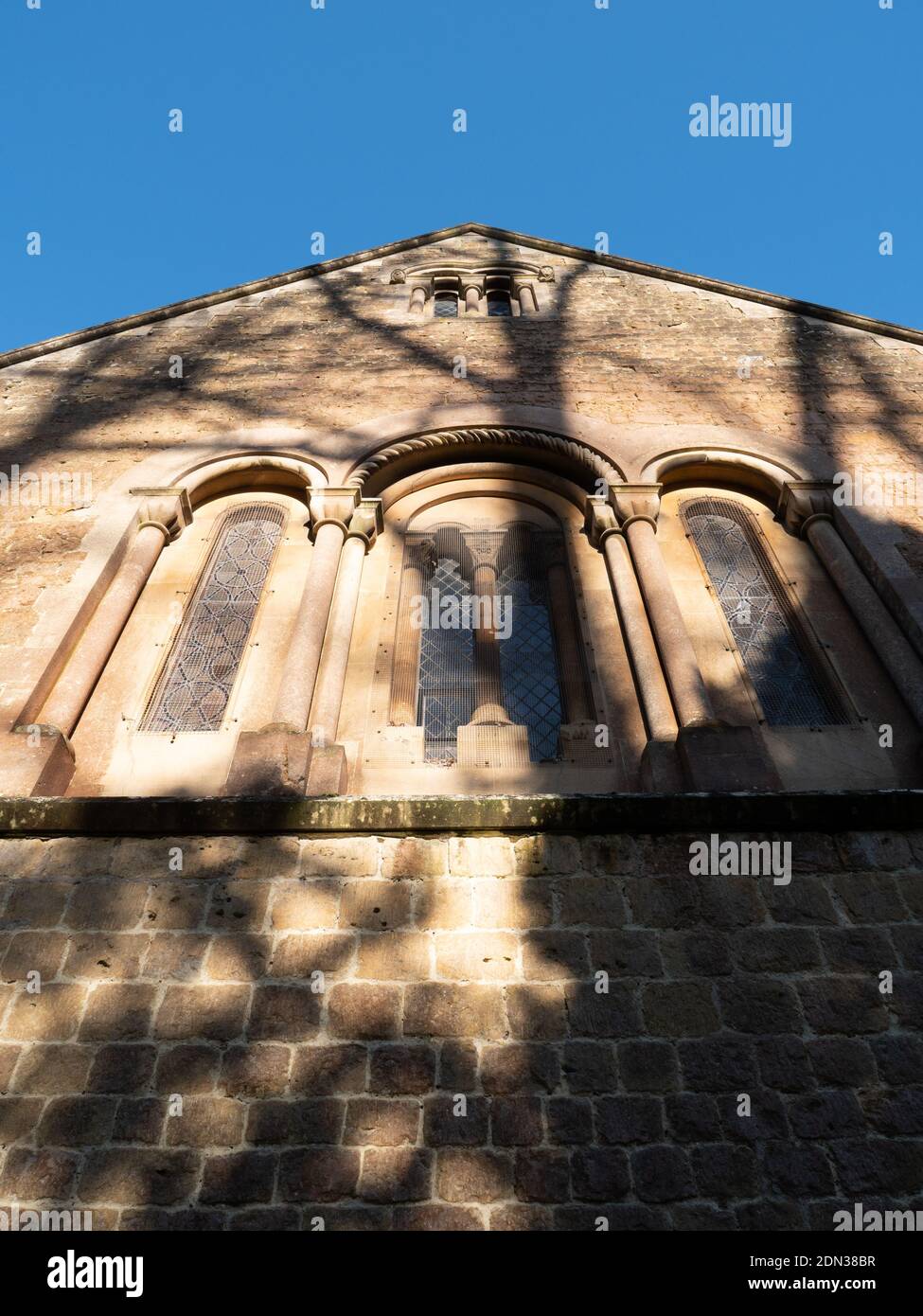 Finestre ad arco rotonde sul lato sud dell'abside sulla chiesa della Santa Trinità, Dilton Marsh, Wiltshire, Inghilterra, UK. Foto Stock
