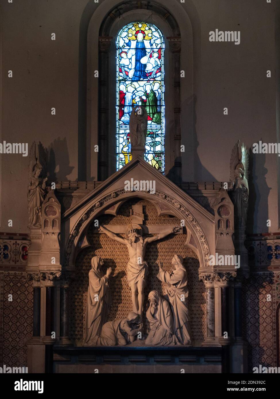 I reredos di pietra con la scena di Crocifissione sotto aedicule nell'apside orientale della chiesa della Santa Trinità, Dilton Marsh, Wiltshire, Inghilterra, UK. Foto Stock