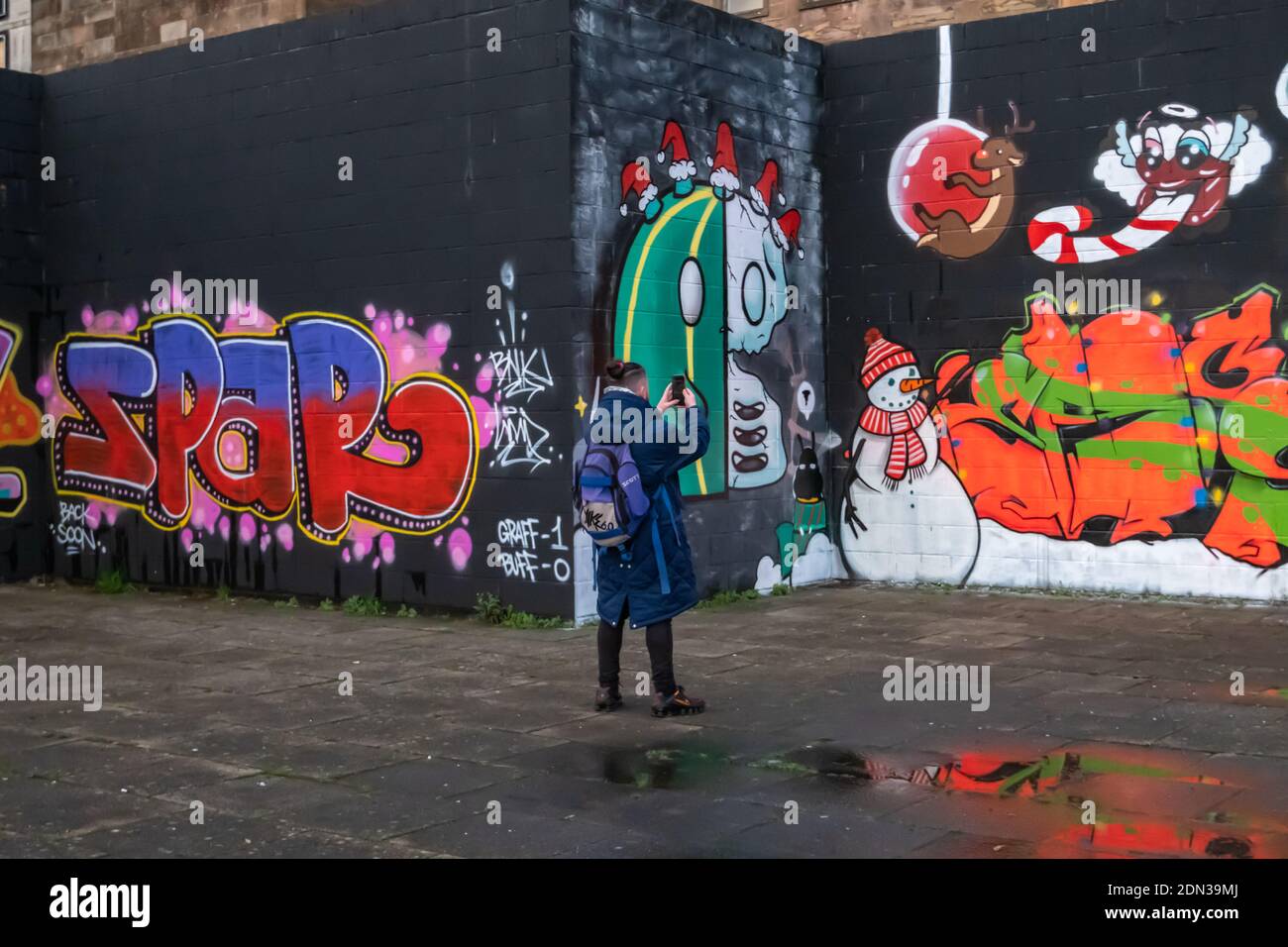 Glasgow, Scotland, UK. 17th December, 2020. New festive themed graffiti on Clydeside. Credit: Skully/Alamy Live News Foto Stock