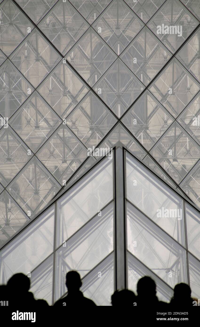Francia, Parigi. Museo del Louvre. Dettaglio architettonico della Piramide del Louvre. È stato progettato da Ieoh Ming Pei (1917-2019). Inaugurato il 29 marzo 1989. Foto Stock
