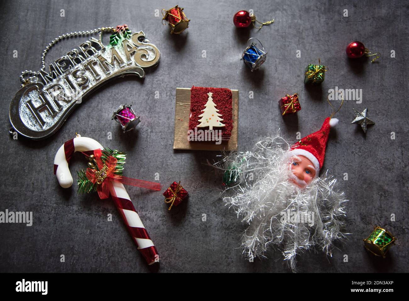 Buon Natale con torta e altre cose natalizie Foto Stock