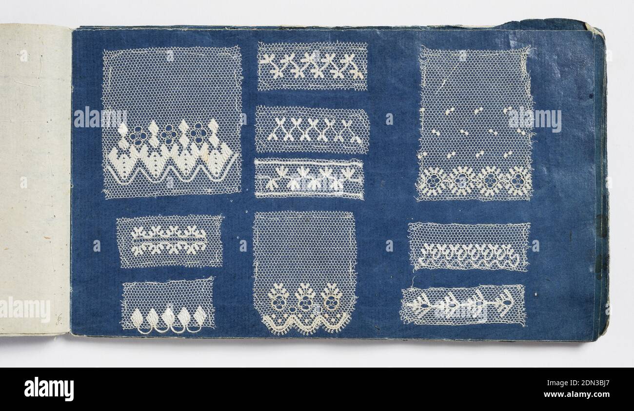 Libro campione, Medio: Carta, tecnica biancheria: Rete ricamata, piccolo libro campione con ventuno pagine blu scuro riempite di piccoli campioni di vari modelli di rete ricamata., Inghilterra, 1800, libri campione, libro campione Foto Stock