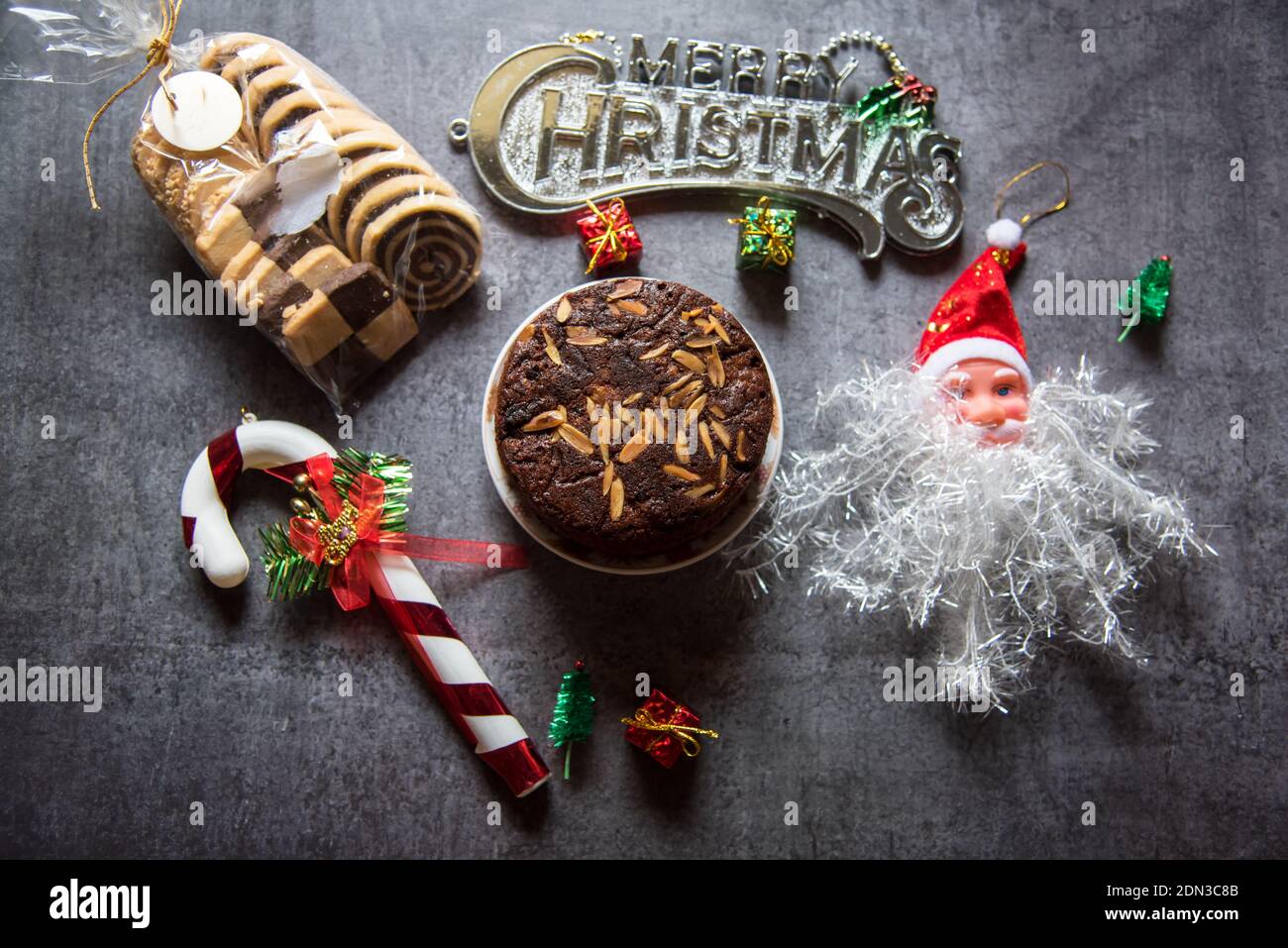 Torta di Natale e biscotti con oggetti decorativi Foto Stock