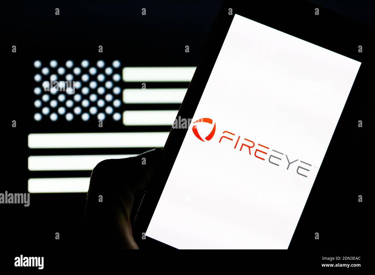 In questa illustrazione fotografica viene visualizzato il logo di una società di sicurezza informatica FireEye sullo smartphone. Foto Stock