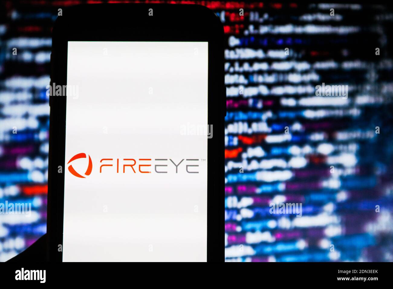 In questa illustrazione fotografica viene visualizzato il logo di una società di sicurezza informatica FireEye sullo smartphone. Foto Stock