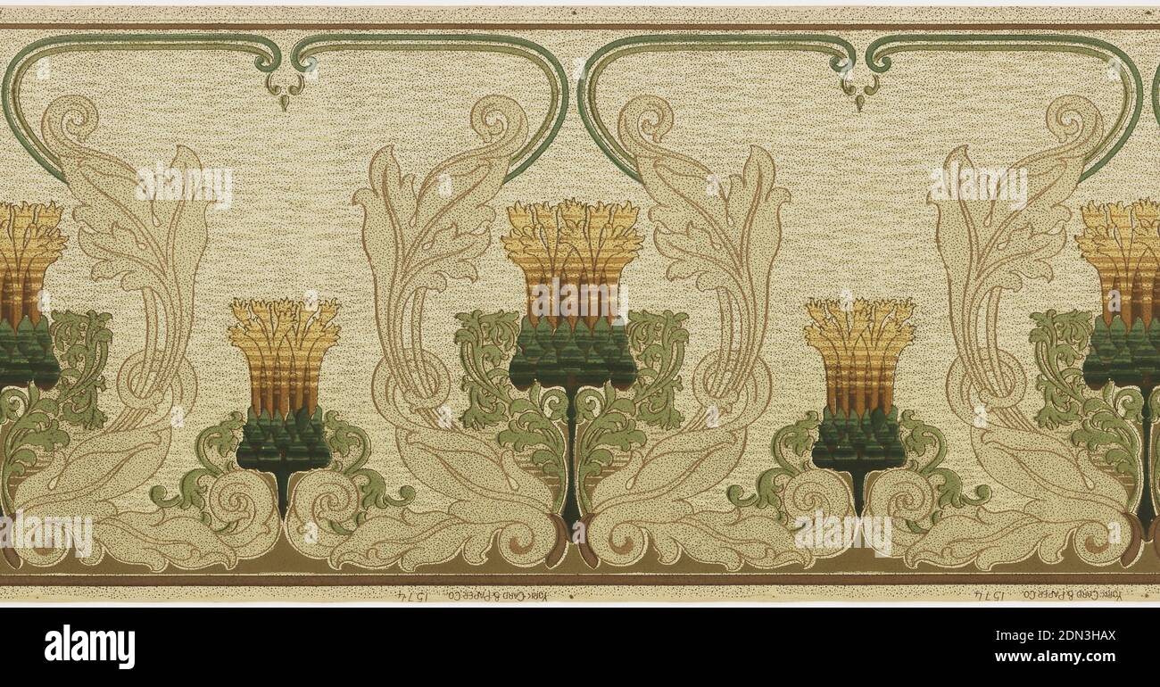 Fregio, York Card & Paper Co., 1891, carta stampata a macchina, design Art nouveau. Alternando grandi e piccoli motivi floreali stilizzati. Il motivo grande è all'interno di una corona di acanthus a scorrimento, collegato in alto da linee di scorrimento., York, Pennsylvania, USA, 1905–1915, Wallcoverings, Frieze Foto Stock