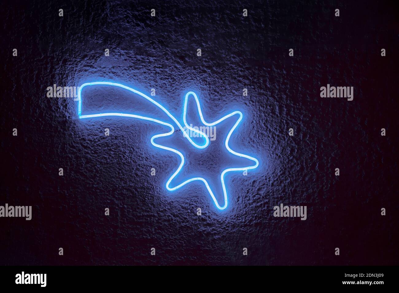Blu neon stella di Natale, cometa isolato su sfondo nero Foto Stock