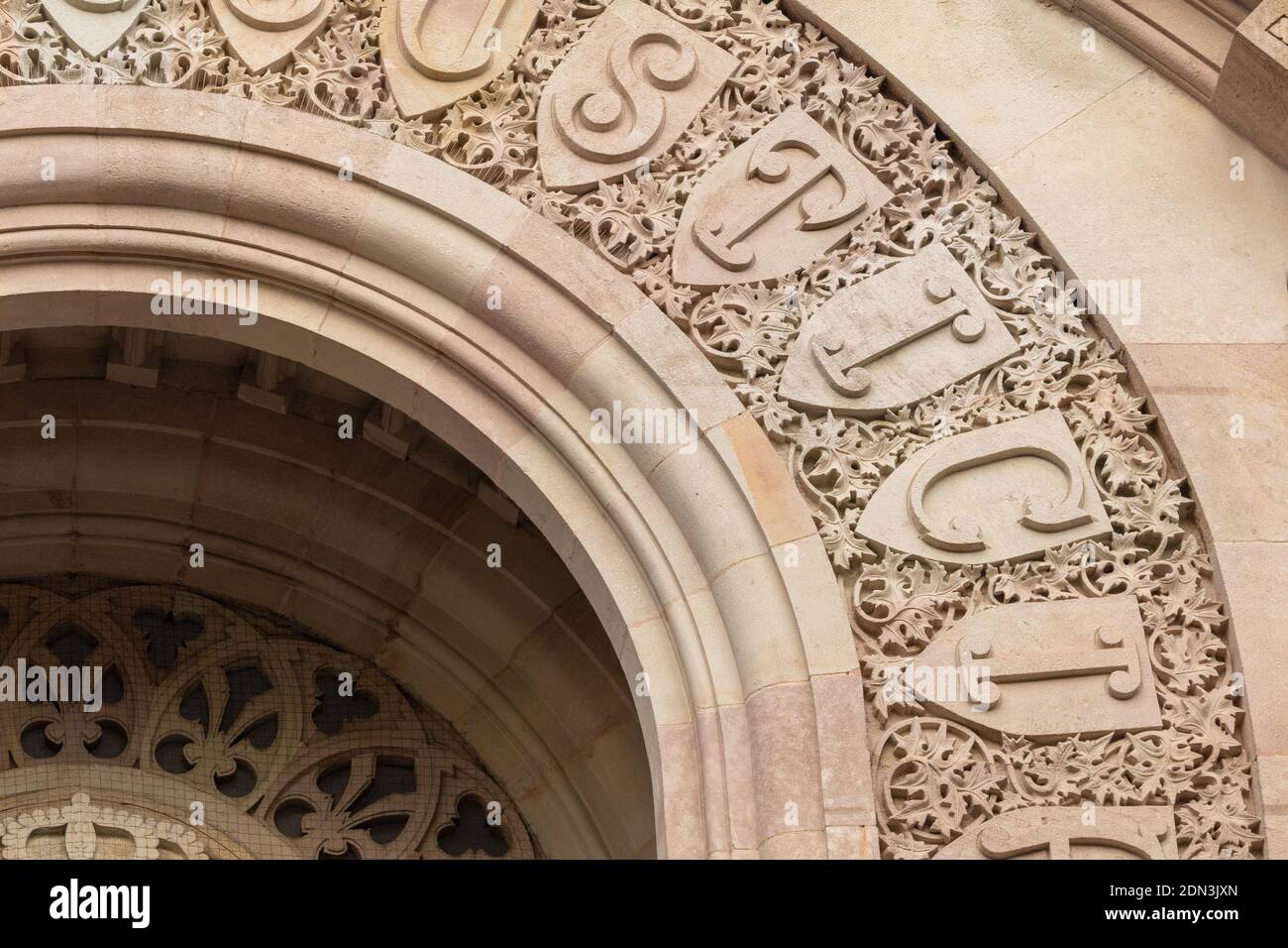 elementi di decorazioni architettoniche di edifici, colonne, motivi e stucchi. Per le strade della Catalogna, luoghi pubblici. Foto Stock