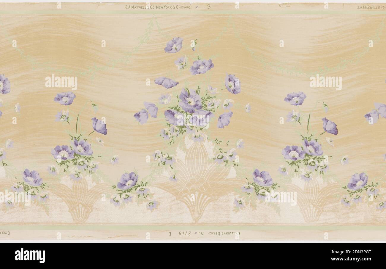 Fregio, Maxwell & Co., S.A., Chicago, Illinois, USA, carta stampata a macchina, un disegno ripetitivo di vasi di mica grandi e piccole alternati riempiti con bouquet di fiori di lavanda, collegati da viti floreali complementari, su sfondo avorio con pennellate ondulate di ocra pallida, contenute all'interno dei confini di celedon e mica., USA, 1905–1915, Wallcoverings, Fregio Foto Stock