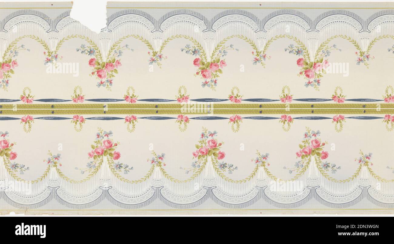 Bordo, carta stampata dalla macchina, due bordi stampati su tutta la larghezza, la metà superiore e quella inferiore sono immagini speculari. Un'andanatura è fatta di linee blu sottili ripetute, poi dentelli ripetuti, poi piccoli punti blu che simulano la frangia. Tra le curve ripetitive con motivi architettonici si trovano delicati, continui palati verdi che seguono la stessa curva. I picchi di ogni curva si alternano tra piccoli e grandi bouquet di fiori rosa e blu. Al centro del fregio ci sono due linee verdi parallele e orizzontali, con pennellate blu sopra e sotto. Foto Stock