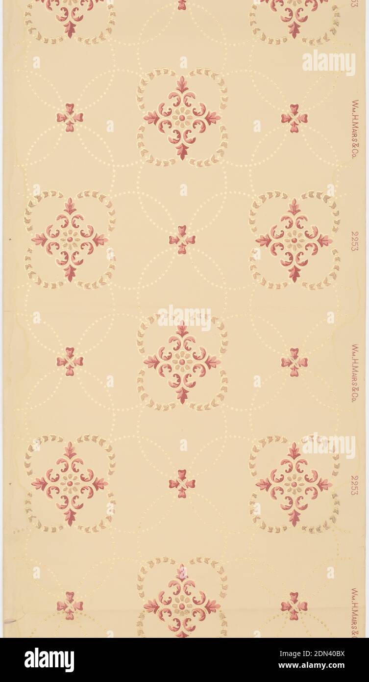 La carta da soffitto, la carta stampata a macchina, la mica testurizzata e liquida, in primo piano sono diamanti rossi costituiti da fogliame stilizzato e rotoli. Legando i quattro punti del diamante sono semi-cerchi di oro delle foglie stilizzate. Tra questi motivi floreali medaglioni sono piccoli fiori stilizzati con quattro petali. Sullo sfondo sono presenti cerchi concentrici delineati da punti d'oro. I cerchi concentrici collegano i motivi floreali più grandi ai motivi floreali più piccoli. Stampato nelle tonalità del rosso e dell'oro metallico su un terreno con texture marrone chiaro., Brooklyn, New York, USA, 1905–1915, Wallcoverings, carta da soffitto Foto Stock