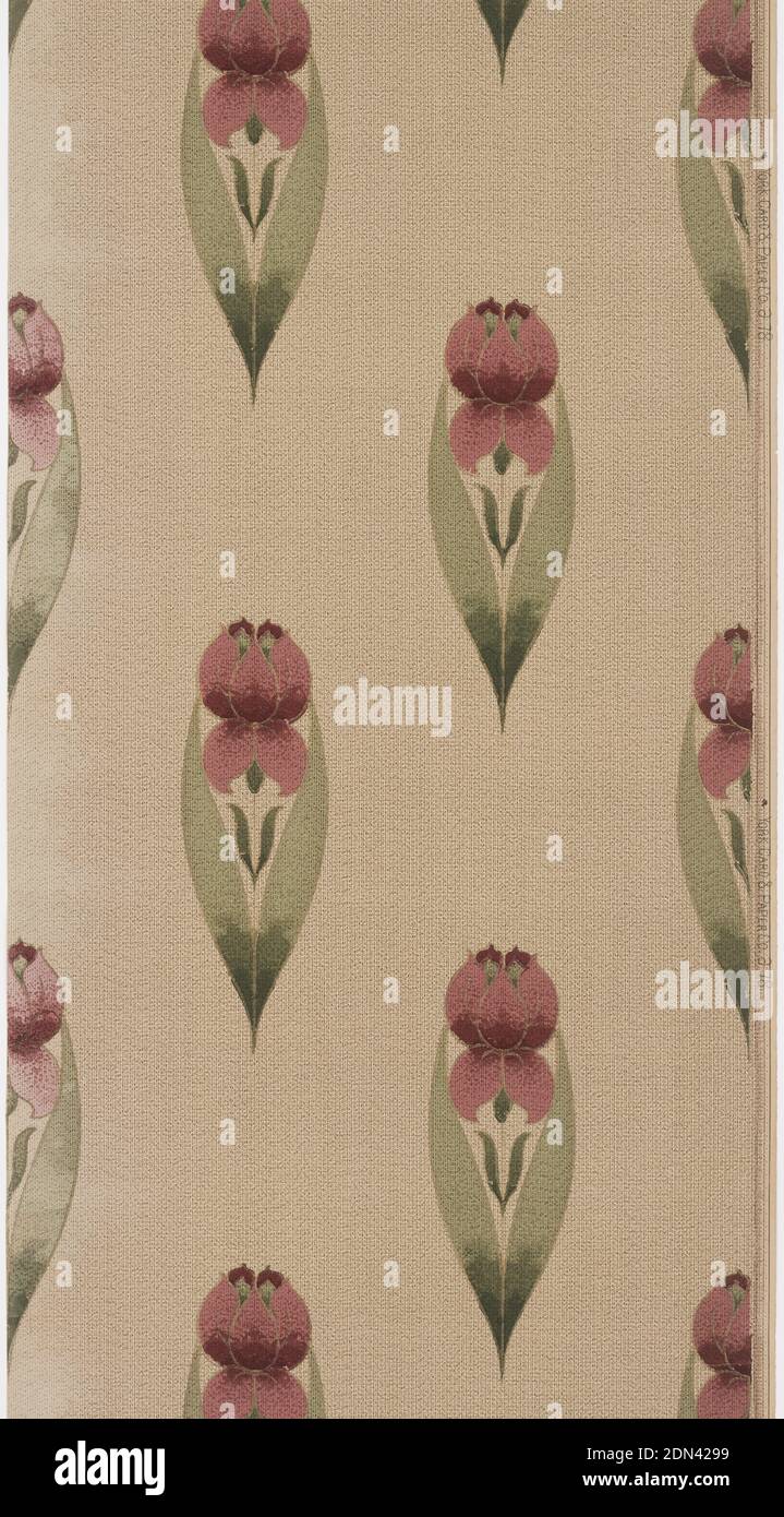 Sidewall, York Card & Paper Co., 1891, carta stampata a macchina, motivo ripetuto di un fiore molto stilizzato, forse un tulipano. Un grande fiore rosso è quasi racchiuso all'interno di due foglie a forbice. Stampato su sfondo che simula tessuto., York, Pennsylvania, USA, 1905–1915, Wallcoverings, Sidewall Foto Stock