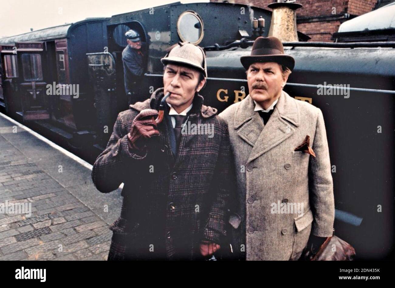 OMICIDIO CON DECRETO 1979 AVCO Embassy film con Christopher Plummer Come Sherlock Holmes a sinistra e James Mason come Dr Watson Foto Stock