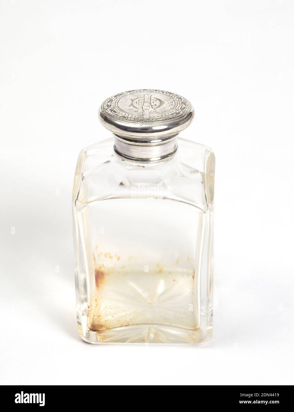 Bottiglia e coperchio, vetro, argento, bottiglia di vetro più piccola con parte superiore in argento, parte del set, ca. 1875, contenitori, arti decorative, bottiglia e coperchio Foto Stock