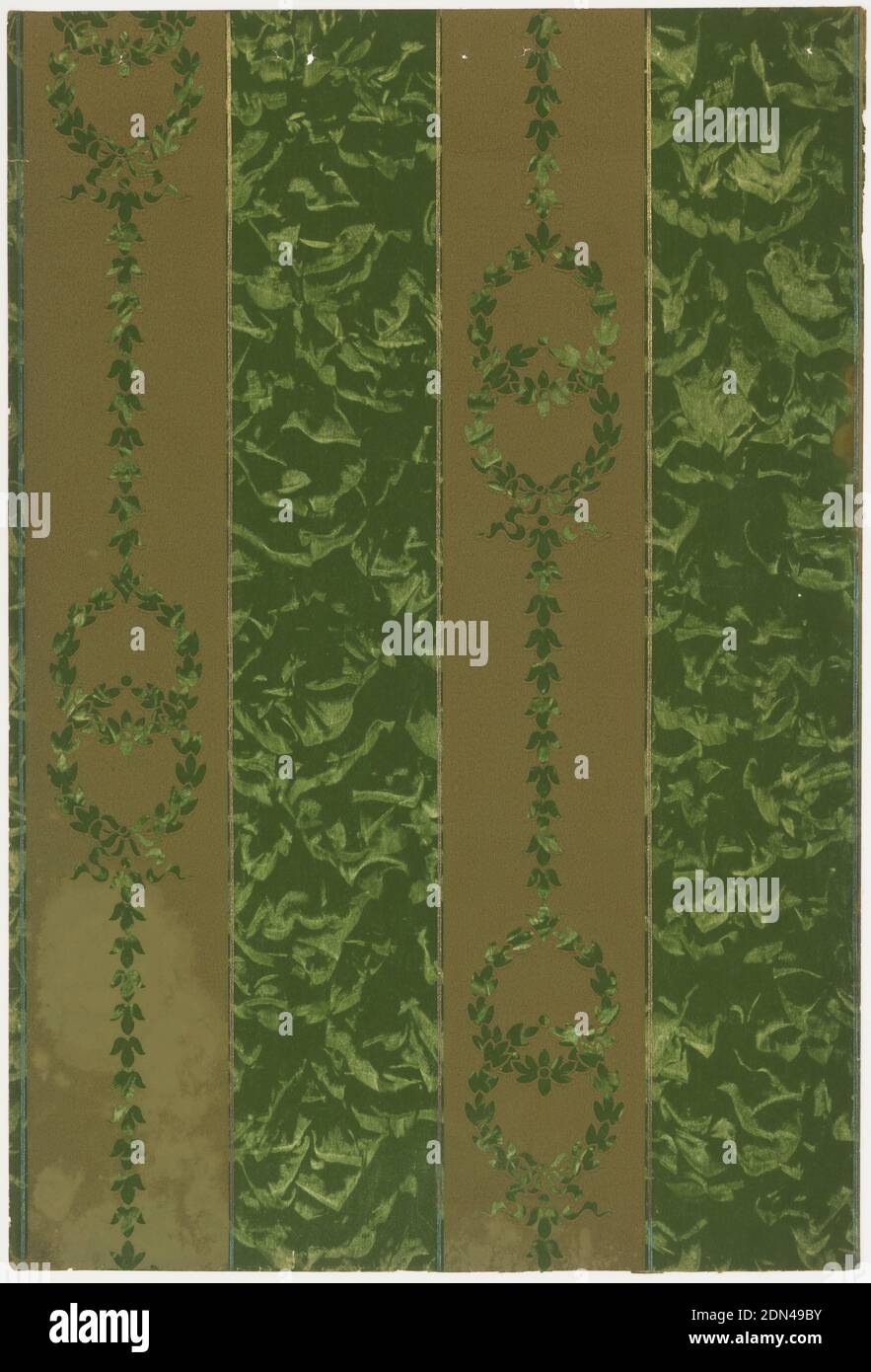 Fianco - campione, stampato su carta, nastri di velluto schiacciati Faux in 4 strisce verticali da 3/4 pollici alternate a 4 strisce da 1/2 pollici bordate in sottile linea metallica, contenenti doppie corone di alloro che si collegano alla seconda coppia di corone sospese su catena a foglia di alloro. Stampato in verde smeraldo, khaki e oro di rame, USA, 1907–08, Wallcoverings, parete laterale - campione Foto Stock