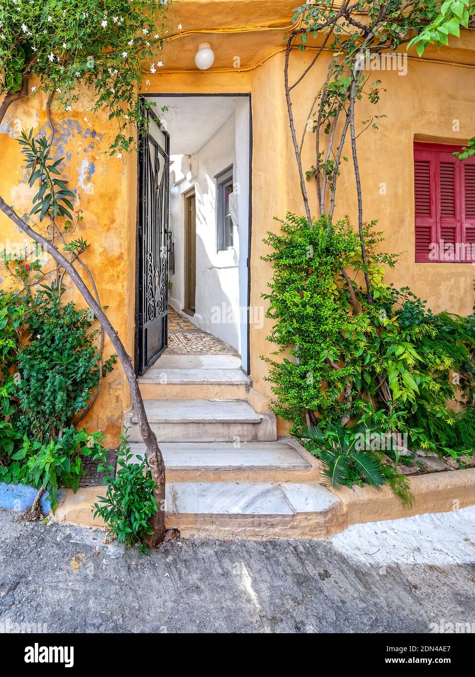 Benvenuto a casa. Anche ora che le condizioni di sicurezza sono cambiate in peggio, spesso vediamo case a porte aperte. Anafiotika, Atene, Grecia. Foto Stock