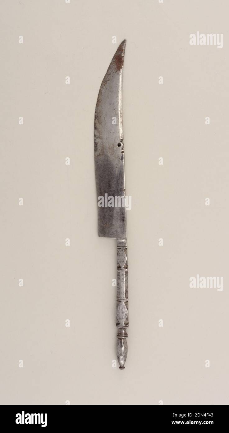Coltello, acciaio, integrale. Lama conica, curva, appuntita, bordo superiore dentellato e incisa. Maniglia rettangolare tagliata in facce geometriche. Terminale ovale con pulsante, ca. 1865, posate, arti decorative, coltello, coltello Foto Stock Coltello, acciaio, integrale. Lama conica, curva, appuntita, bordo superiore dentellato e incisa. Maniglia rettangolare tagliata in facce geometriche. Terminale ovale con pulsante, ca. 1865, posate, arti decorative, coltello, coltello Foto Stock