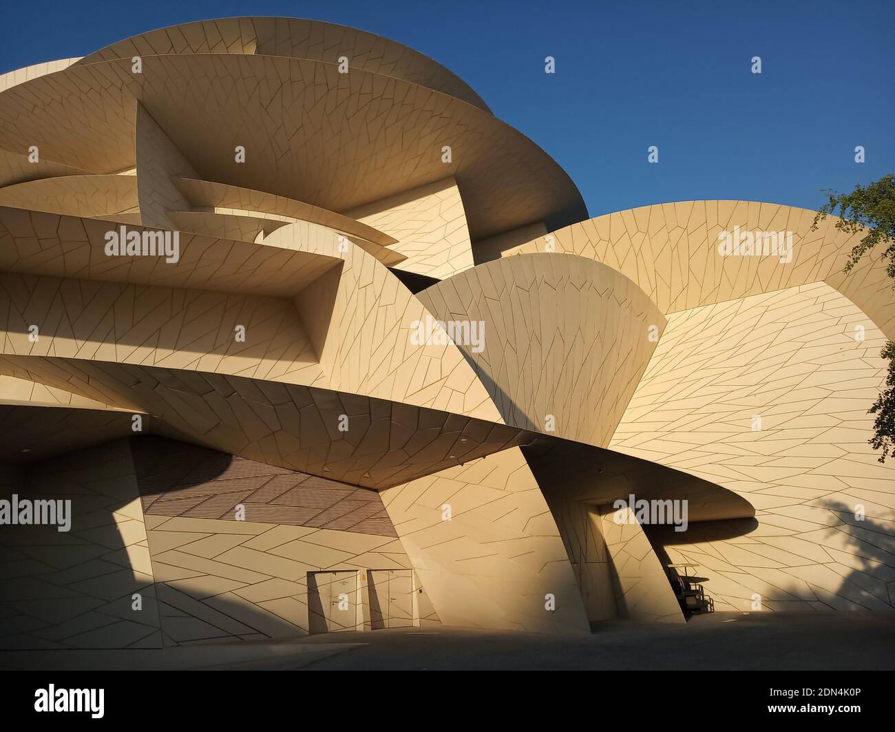 Una vista del Museo Nazionale del Qatar, è una delle destinazioni turistiche più visitate in Qatar. Foto Stock