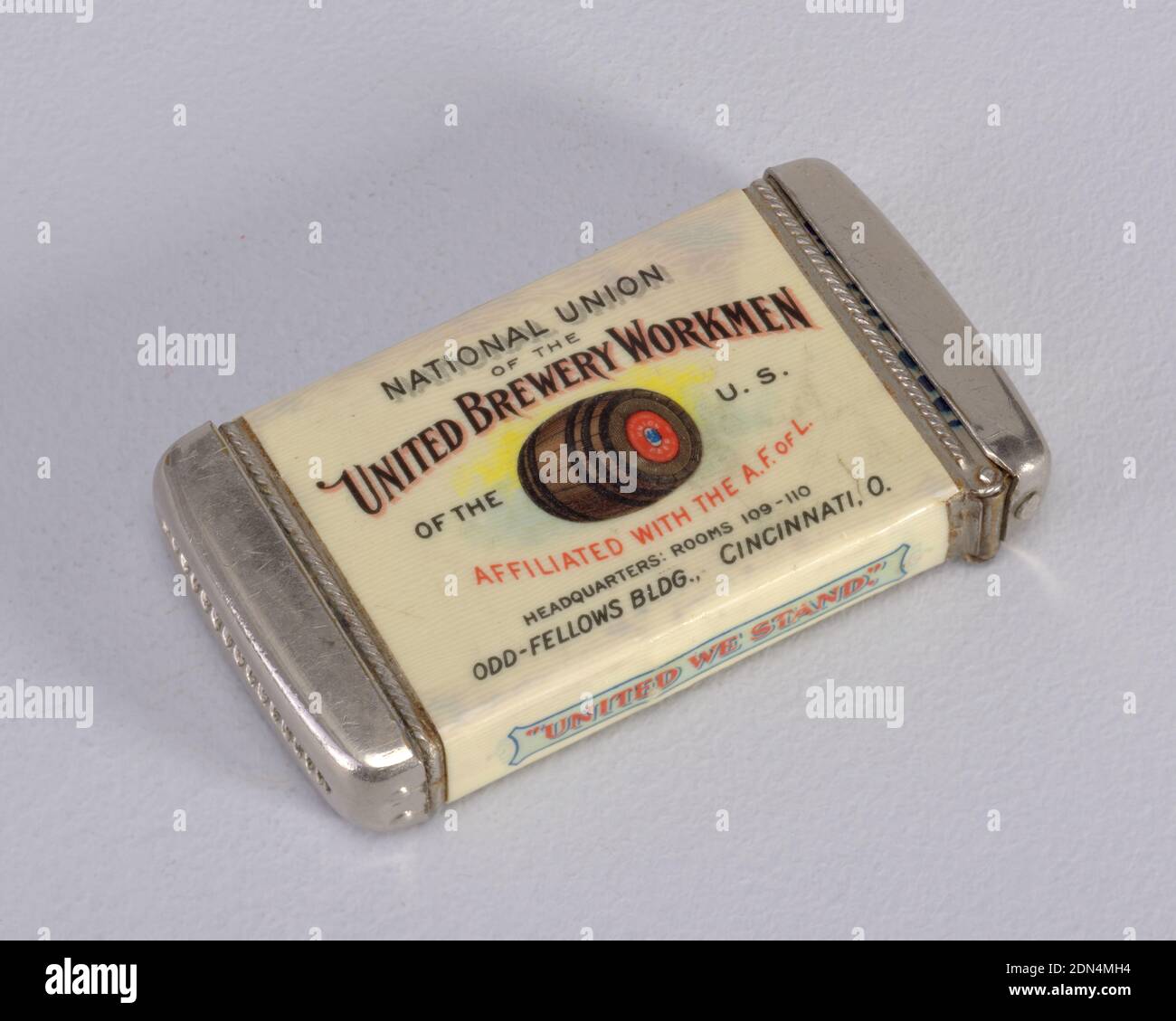Pubblicità per la 'National Union of the United Brewery Workmen', Whitehead & Hoag Company, metallo placcato, celluloide stampato, rettangolare, angoli arrotondati, immagine/testo letti orizzontalmente, inscritto 'National Union of the United Brewery Workmen of the U.S. Affiliated with the A.F. of L., sede centrale: Camere 109-110, Odd-Fellows Bldg., Cincinnati, O.,' tutte in alternanza di facciate in nero e rosso, immagine di barile di legno marrone e nero al centro, con evidenziazioni blu e gialle, incise in lettere molto piccole su 'Union Beer' rosso. Pannello laterale inferiore inscritto "United We Stand", lato superiore Foto Stock