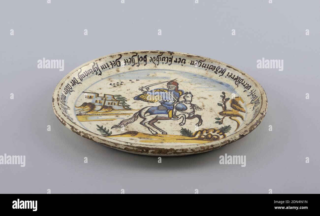 Piatto, terracotta smaltata, piatto raffigurante soldato che tiene una sciabola a cavallo in un paesaggio con edificio sullo sfondo sinistro. Bordo inscritto in nero., Svizzera, 1776, ceramica, arti decorative, piatto Foto Stock