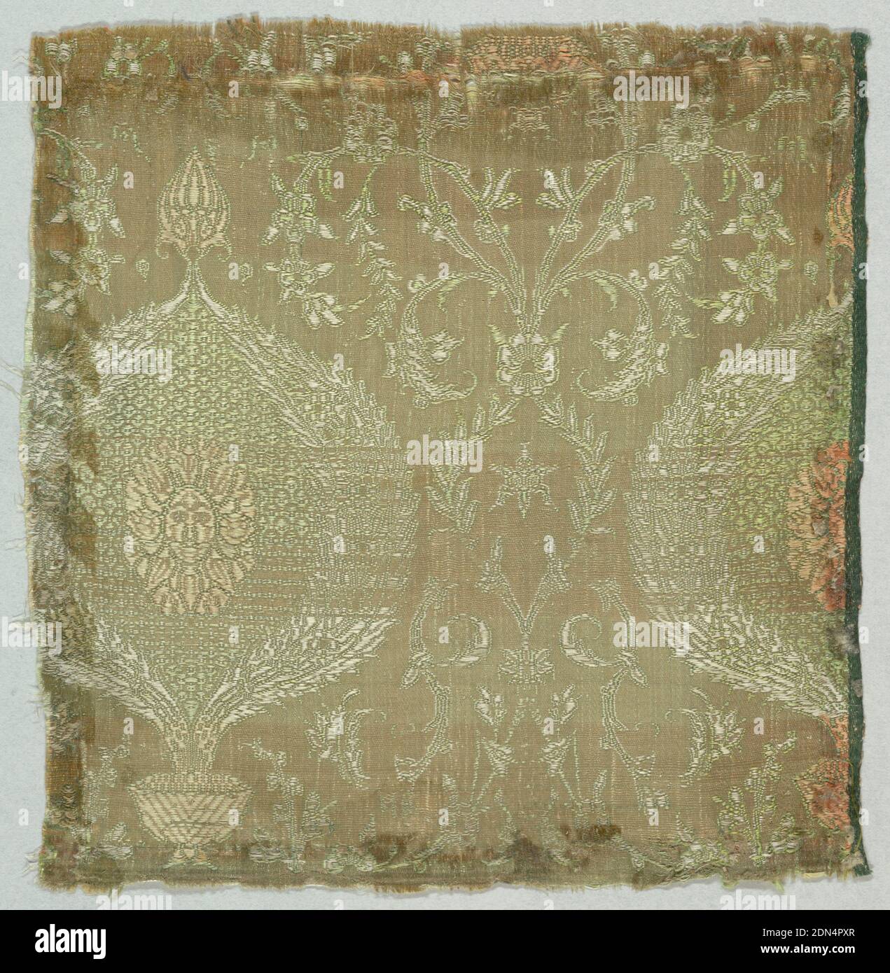 Fragment, Medium; tecnica della seta: Tessuta, motivo di vaso e forme curve di foglia, India, fine 19 ° secolo, tessuti tessuti, frammento Foto Stock