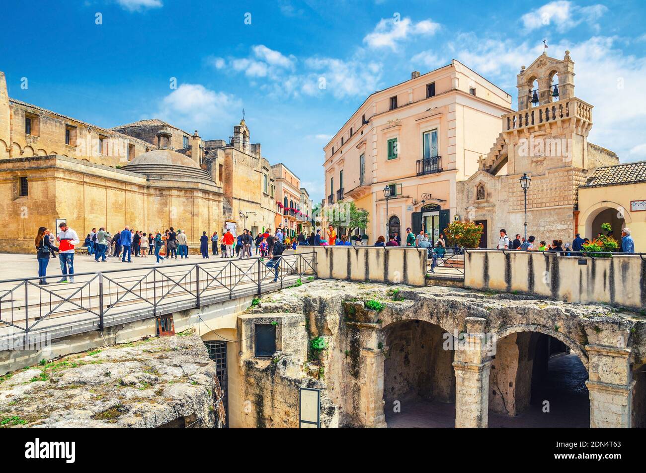 Matera, Italia - 6 maggio 2018: I turisti camminano lungo Piazza Vittorio Veneto con la Chiesa di San Domenico e la Chiesa dello Spirito Santo Foto Stock