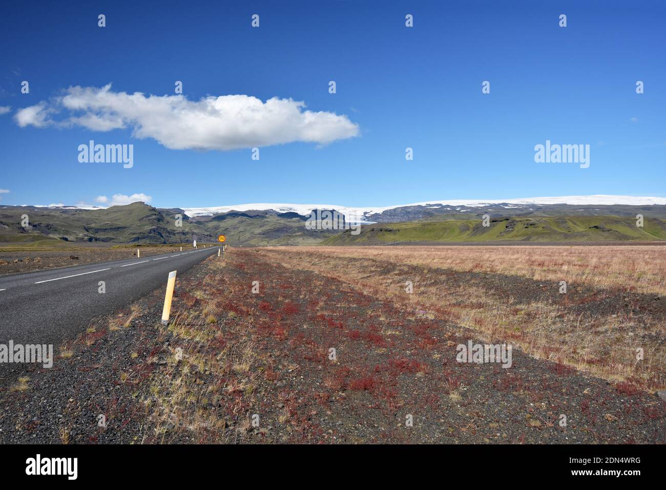 Una strada conduce al ghiacciaio Solheimajokull, parte di Myrdalsjokull e Katla, appena fuori dalla tangenziale principale sulla costa meridionale dell'Islanda. Foto Stock