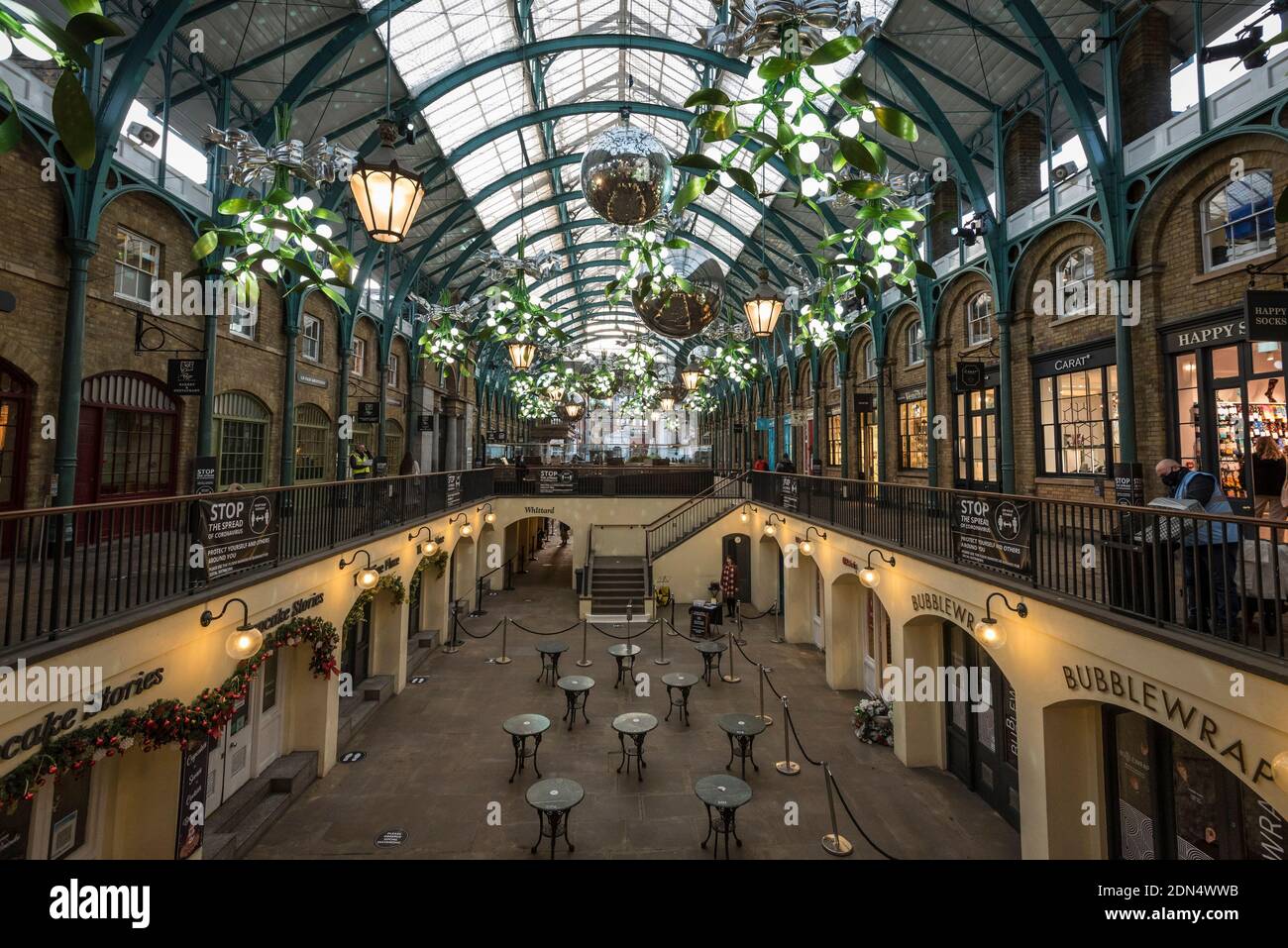 Londra, Regno Unito. 17 dicembre 2020. I cartelli di consiglio del coronavirus e le tabelle vuote in Covent Garden come la capitale sperimenta Tier 3, livello di allerta molto alto, restrizioni mentre la pandemia del coronavirus continua. Credit: Stephen Chung / Alamy Live News Foto Stock