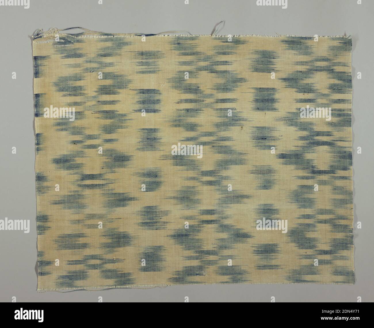 Tessuto, Medio: Cotone, tecnica lino: Resistente ordito stampato (ikat) su  tessitura semplice, lunghezza di tessuto di cotone e lino con blazes  orizzontali di blu ombreggiato da ordito ikat. Cimossa di stoffa che