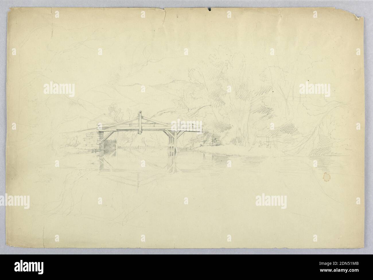 Ponte su un piccolo fiume, Daniel Huntington, americano, 1816–1906, grafite su carta verde chiaro, ponte, centro a sinistra, con le montagne oltre. Banche, sinistra e destra; grandi alberi, destra., USA, 1855-56, paesaggi, disegno Foto Stock