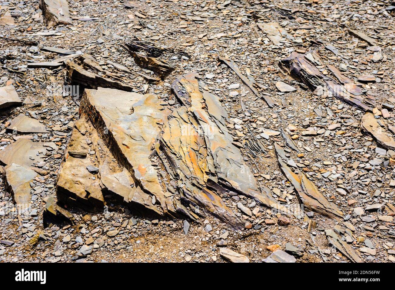 Primo piano di rocce stratificate e ghiaia sul terreno. Foto Stock