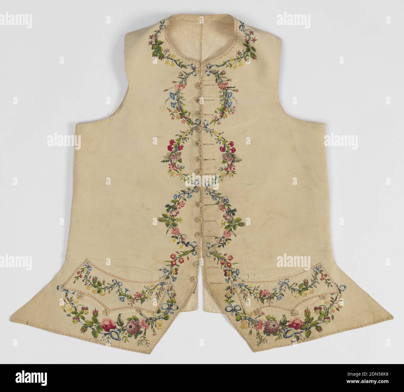 Gilet, Medium: Seta tecnica: Ricamato in raso, gambo, e cuciture a catena (con gancio tambour) su fondazione in tessitura semplice etichetta: Seta ricamata con seta in satin, gambo e cuciture a catena, gilet Gentleman in seta avorio faille con ricamo su colletto, tasche, frontali centrali e bordo inferiore. Ricamato in 22 tonalità di seta con ghirlande floreali che formano cerchi lungo la parte anteriore centrale quando il gilet è abbottonato., Inghilterra, 1770–80, costume e accessori, gilet Foto Stock