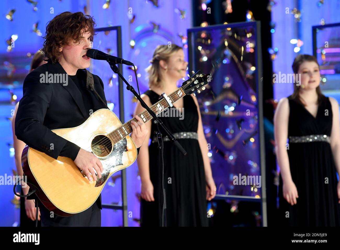 ATTENZIONE REDATTORI - EMBARGO SULLA PUBBLICAZIONE VENERDÌ 18 DICEMBRE 2020 A 9:00H. Le ragazze del coro della Scala cantano con il cantante Jasper Steverlinck durante la notte Foto Stock