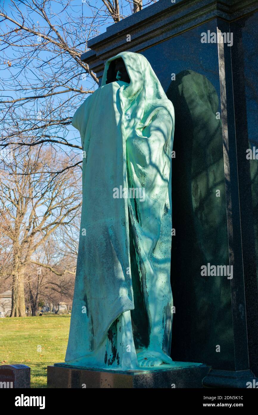 Chicago, Illinois / Stati Uniti - 9 dicembre 2020: Scultura 'silenzio eterno' di Lorado Taft nel cimitero di Graceland. Foto Stock