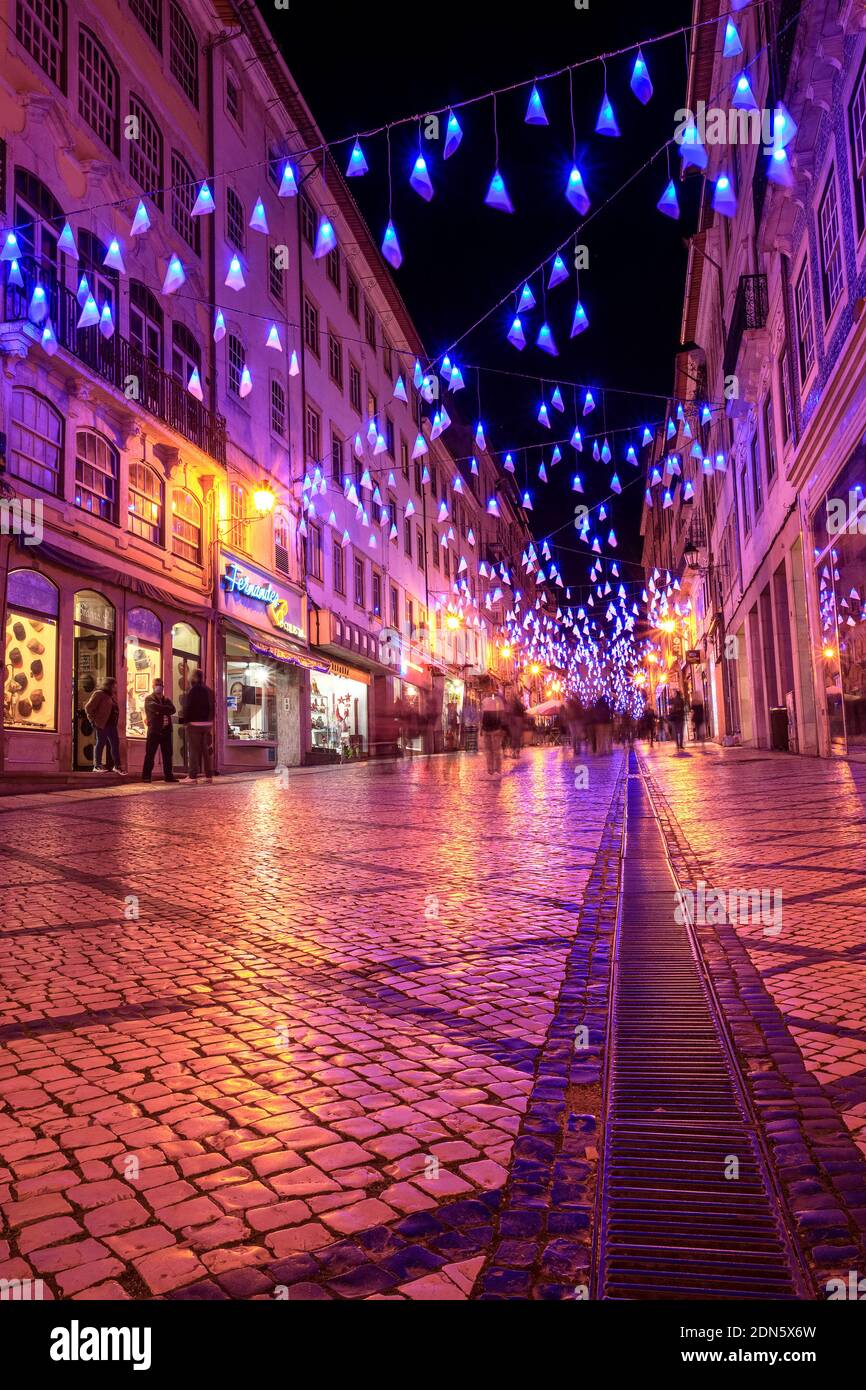 Coimbra, Portogallo - 1 dicembre 2020: Vista notturna della strada principale del centro di Coimbra in Portogallo, con luci di Natale e shopping. Foto Stock