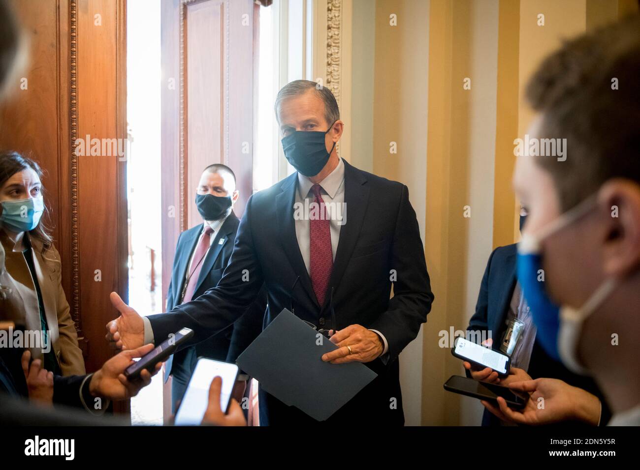 Il senatore degli Stati Uniti John Thune (repubblicano del South Dakota) parla con i giornalisti fuori dal suo ufficio al Campidoglio degli Stati Uniti a Washington, DC, giovedì 17 dicembre 2020. Credito: Rod Lammey/CNP /MediaPunch Foto Stock