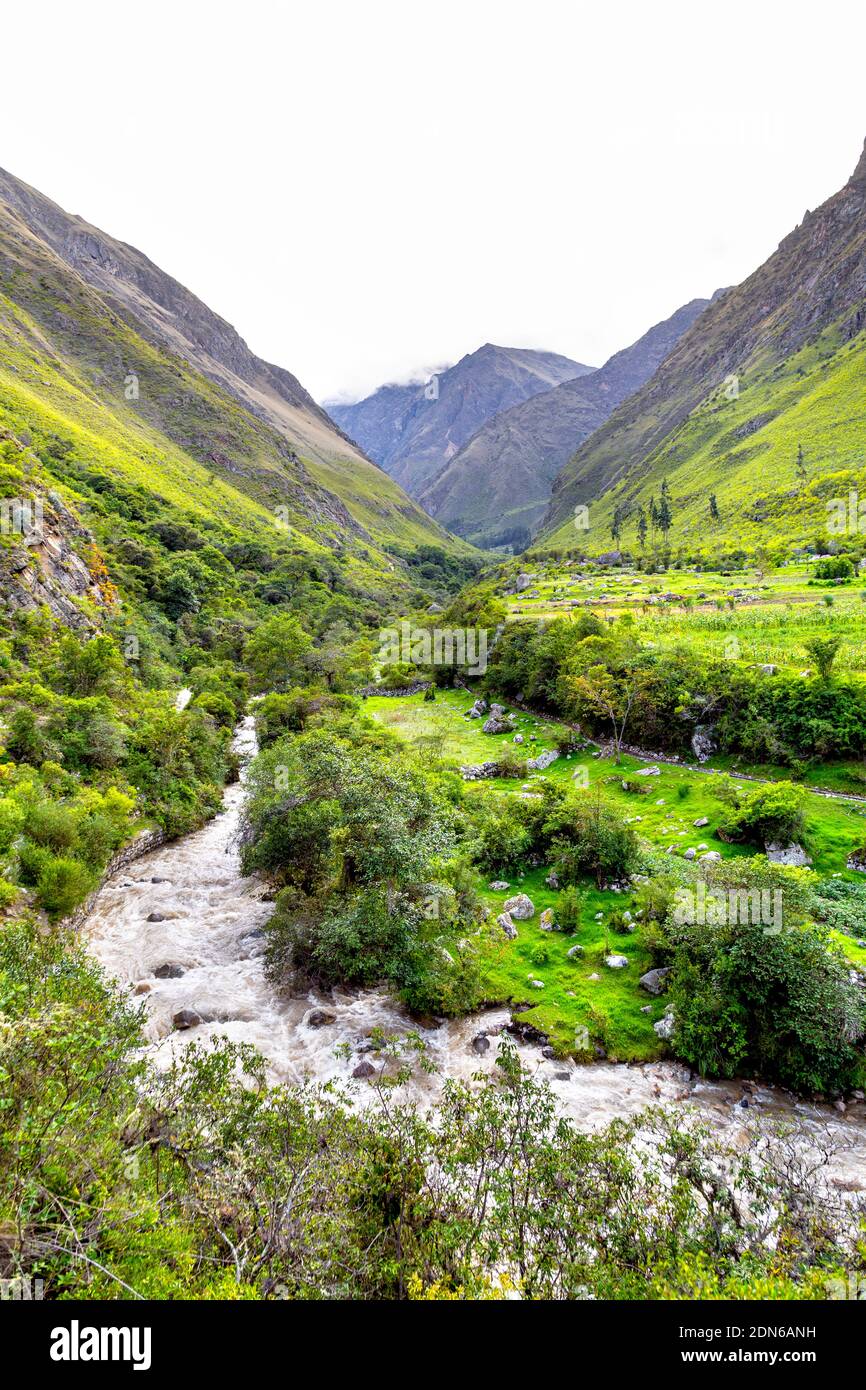 Lussureggiante paesaggio di montagna verde e fiume lungo il sentiero Inca, Ande, Valle spaventata, Perù Foto Stock