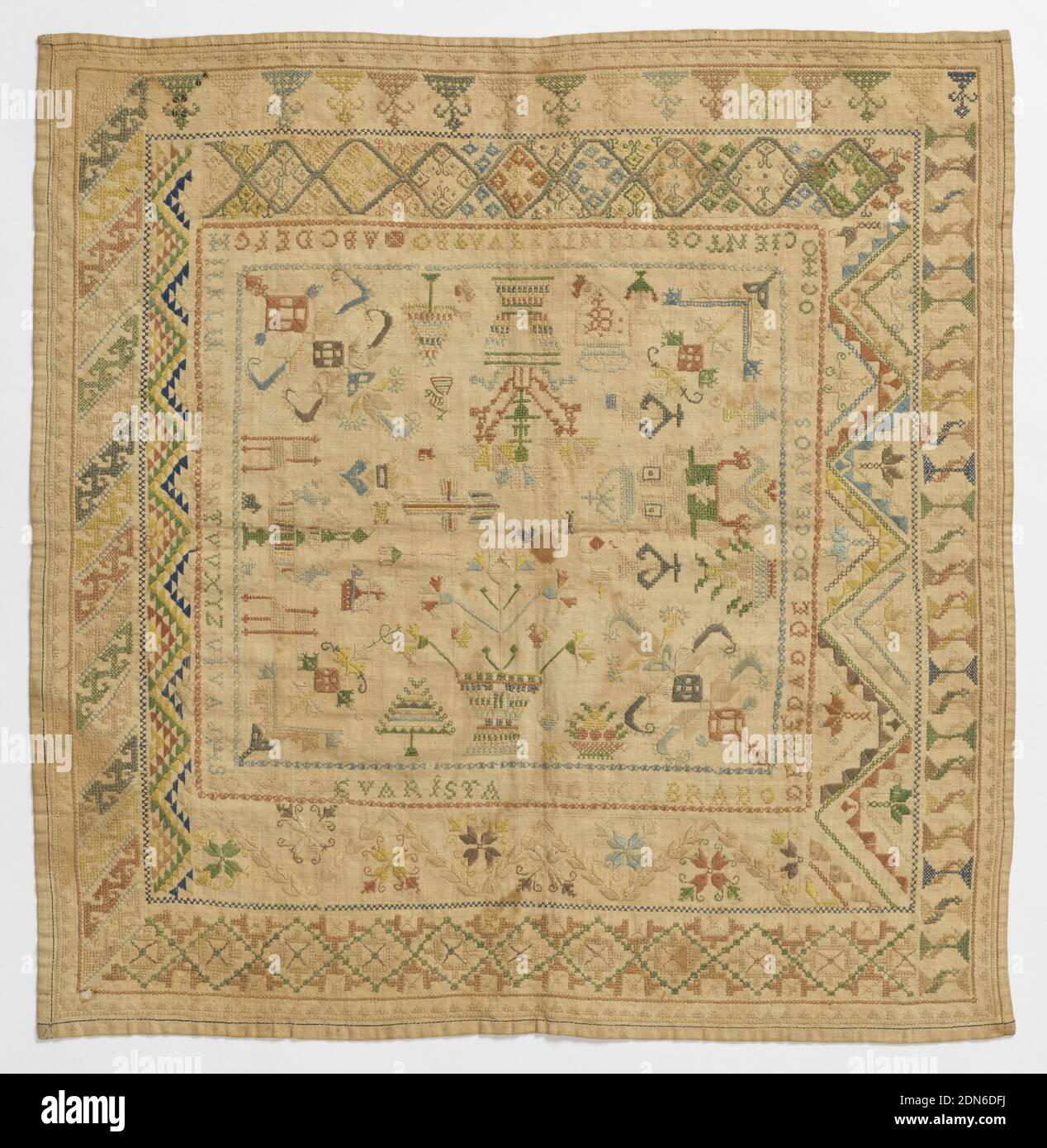 Campionatore, Evarista Cuenca Brabo, Spagnolo, 12 anni, Medio: lino, seta tecnica: Campionatore ricamato, ricamato ha un campo modellato da una pianta di fioritura identica in ogni angolo. Ai lati, una ciotola di fiori, una fontana e due sedie, un'aquila coronata a doppia testa. Due bordi esterni con una varietà di motivi geometrici e floreali. Bordo di guardia interno con un'iscrizione seguita dall'alfabeto. L'iscrizione recita: 'Viva JHS lo hizo Evarista Cuenca Braco de Hedad de Doce Años de MIL Ocho Cientos y Quatro.', Spagna, 1824, ricamo e cucito, Sampler Foto Stock