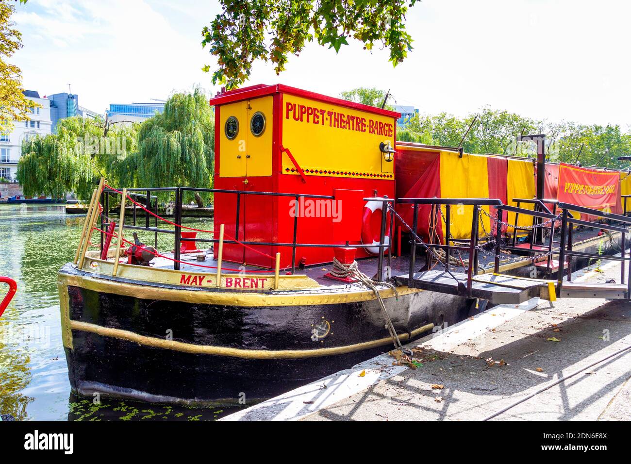 Esterno del Puppet Theatre Barge a Paddington sul Regent's Canal a Little Venice, Londra, Regno Unito Foto Stock