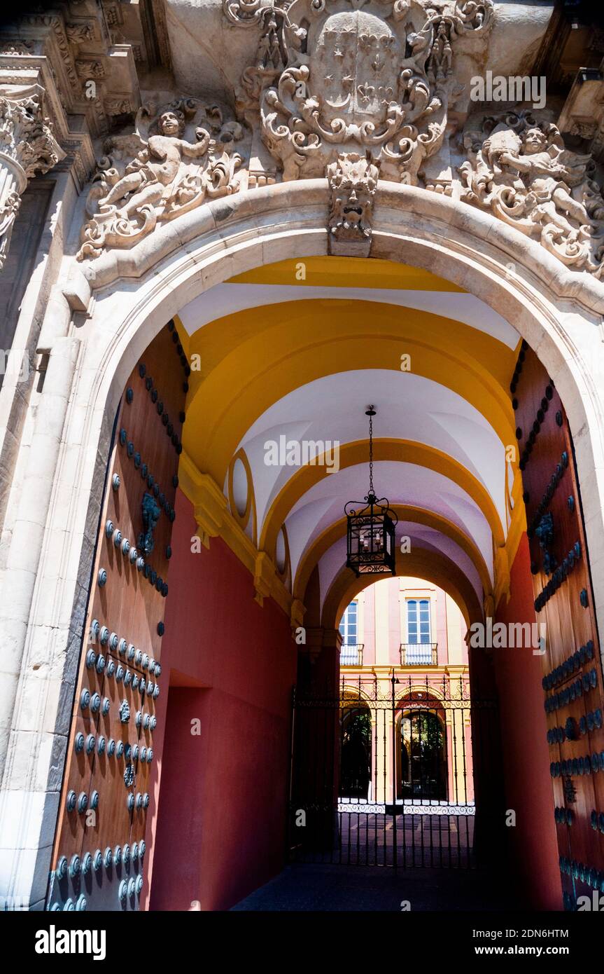 Palazzo degli Arcivescovi barocchi di Siviglia con cherubini e borchie, Spagna. Foto Stock
