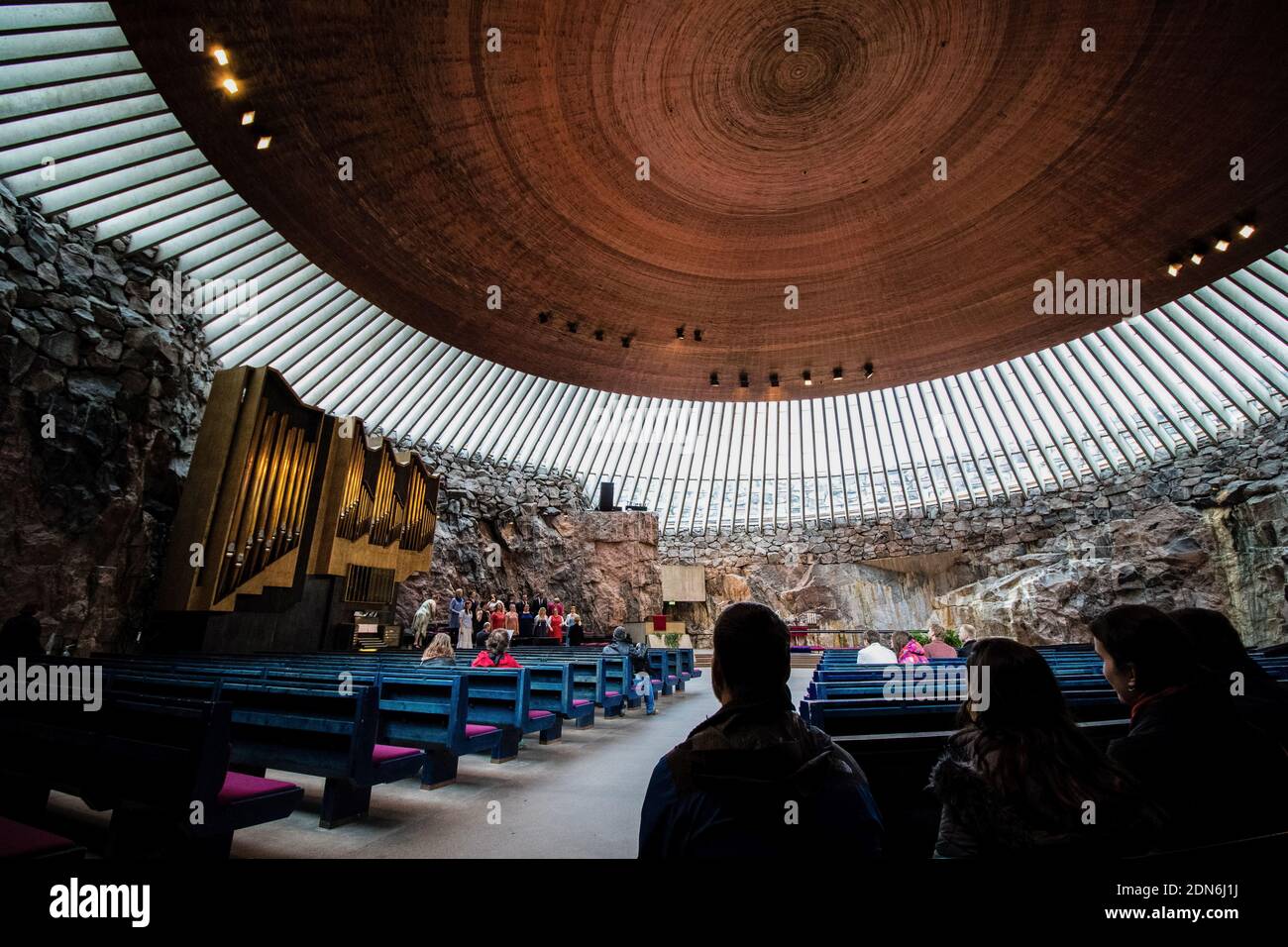 All'interno della chiesa rupestre di Helsinki, Finlandia, coro che canta sullo sfondo Foto Stock