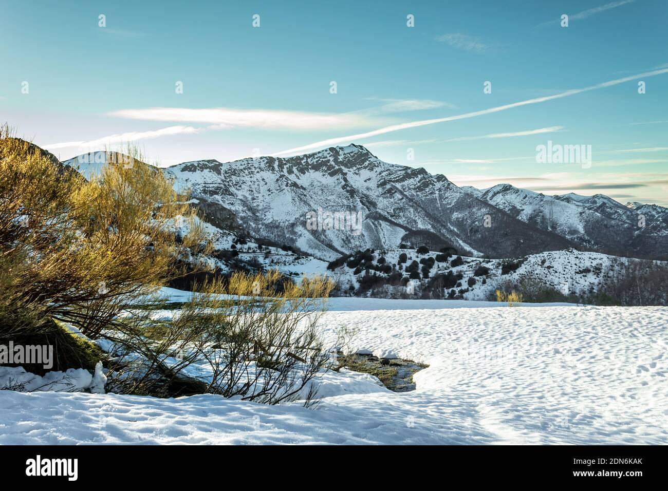 Il sole comincia a nascondersi dietro le montagne quando la temperatura scende. Foto Stock