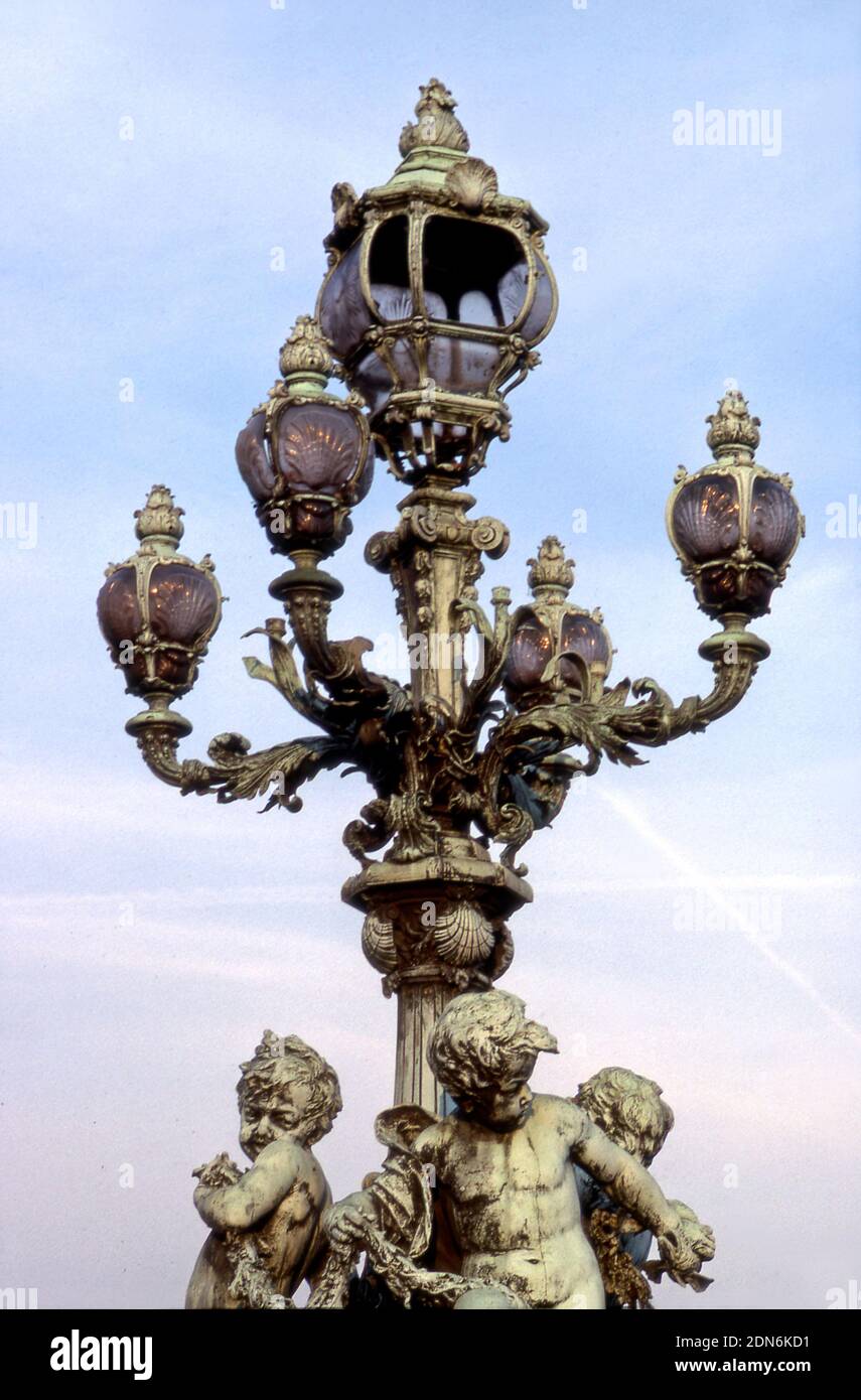 Dettaglio della lampada in stile Beaux Arts sul ponte Pont Alexandre lll di Parigi, Francia Foto Stock