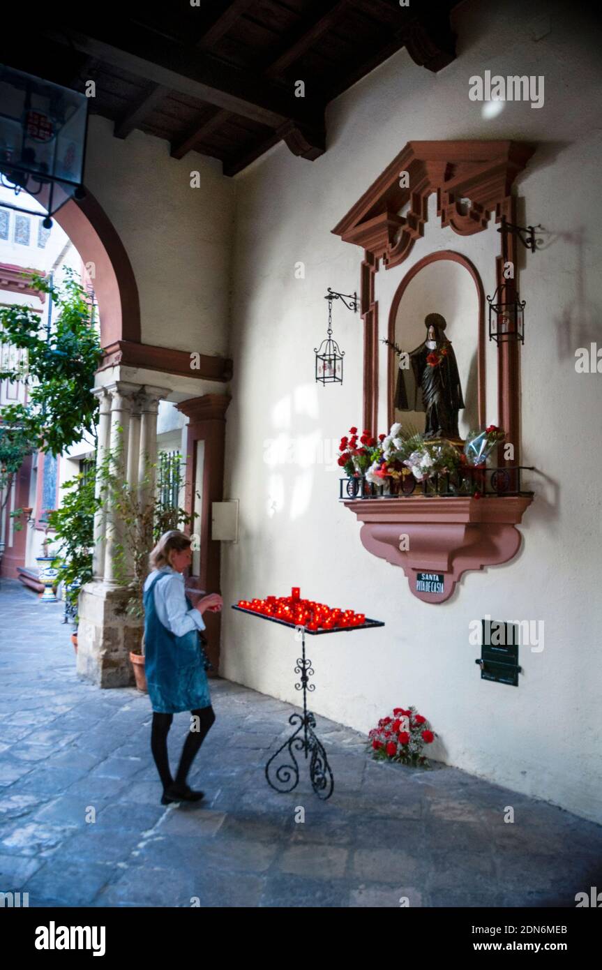 Nicchia di Santa Rita de Casia e cortile della Chiesa di San Antonio Abad a Siviglia, Spagna. Foto Stock