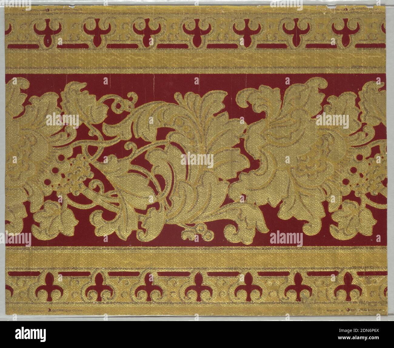 Fregio, carta stampata a macchina, floccata, goffrata, applicata in mica, fregio flitter con disegno a spirale continuo di foglie alternate suggestive di acanto e di grande fiore stilizzato. Bande identiche superiore e inferiore, il design della fascia superiore è invertito: Un fleur-de-lis a tre petali. Porzioni di disegno presentano linee di mica smerigliata e dorata. Da utilizzare con 1946-17-5; design dorato con mica dorata e campo di lana rossa. Design goffrato in effetto ciottoli., USA, 1895–1900, Wallcoverings, Frieze Foto Stock