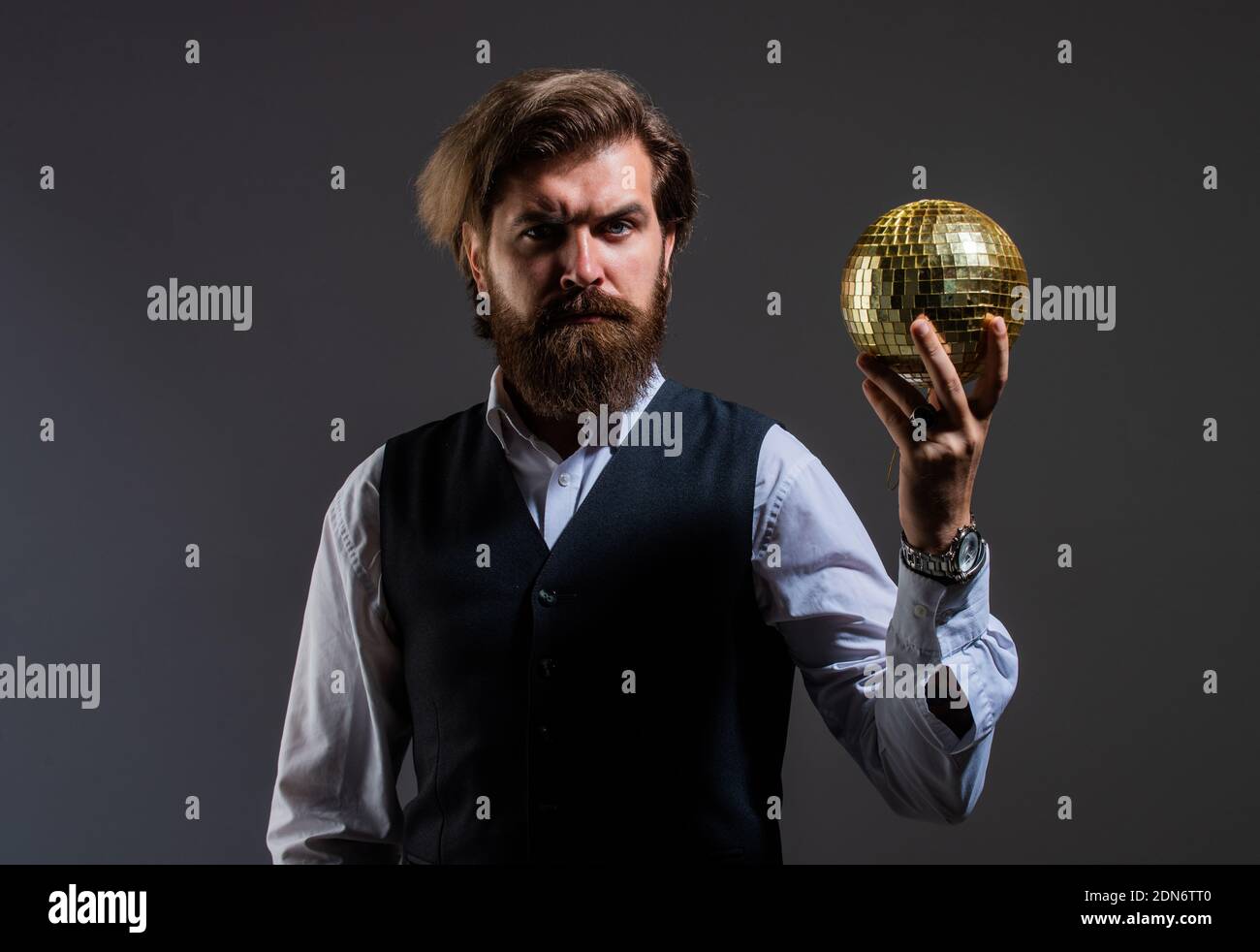uomo con barba tenere specchio palla discoteca. concetto di festa aziendale. disco uomo in tuta con disco scintillante palla specchio. Il signor discoball. Discoteca super cool. Hipster brutale maturo. Foto Stock