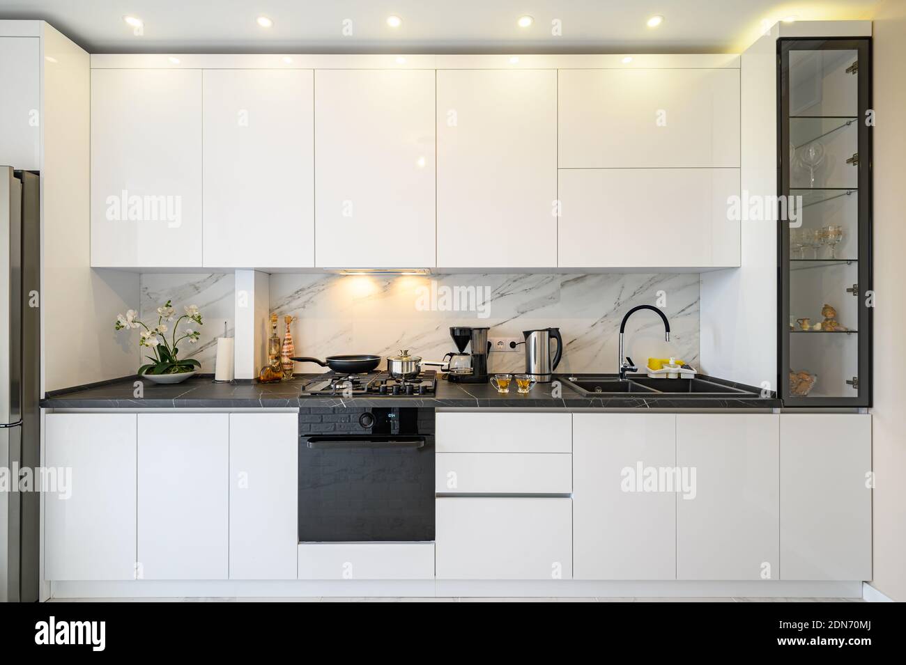 Cucina bianca in stile classico Foto Stock