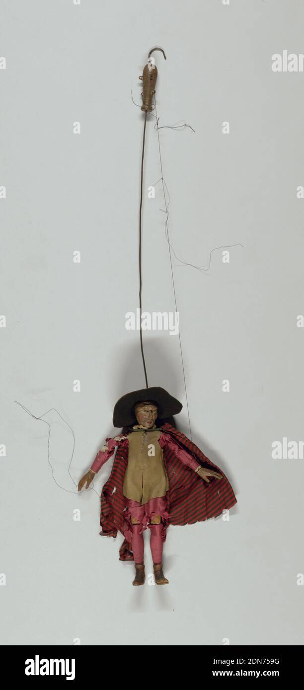 Il Capitano, legno intagliato e dipinto, vetro e tessuto, set di marionette Commedia dell'arte, ciascuna con maschere facciali e costume di stock., il Capitano raffigurato con cappello nero a larghe brimmate, una tunica beige e mantello a righe., Italia, XVIII secolo, teatro, Arti Decorative, Puppet, Puppet Foto Stock